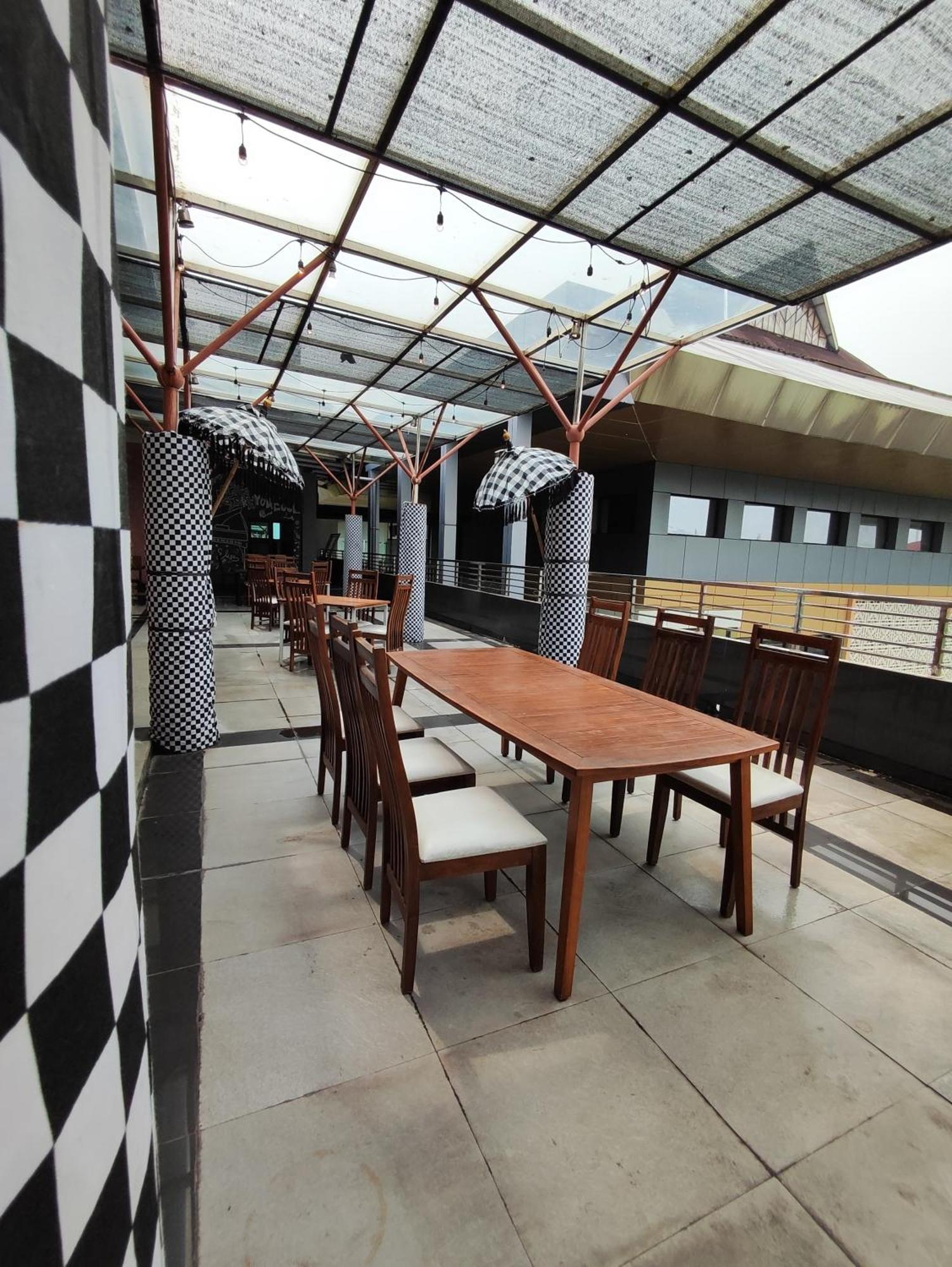 Utc Hotel Семаранг Экстерьер фото