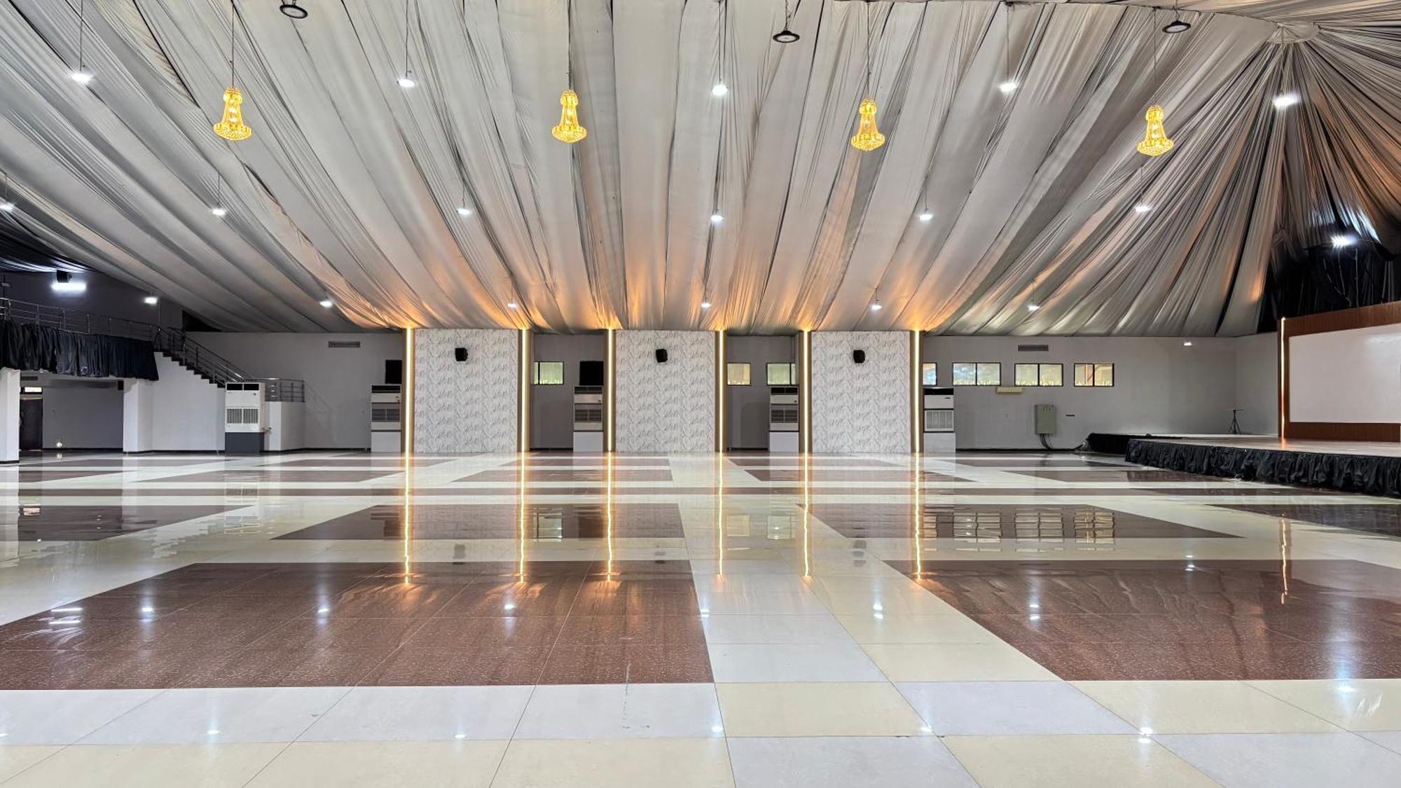 Utc Hotel Семаранг Экстерьер фото